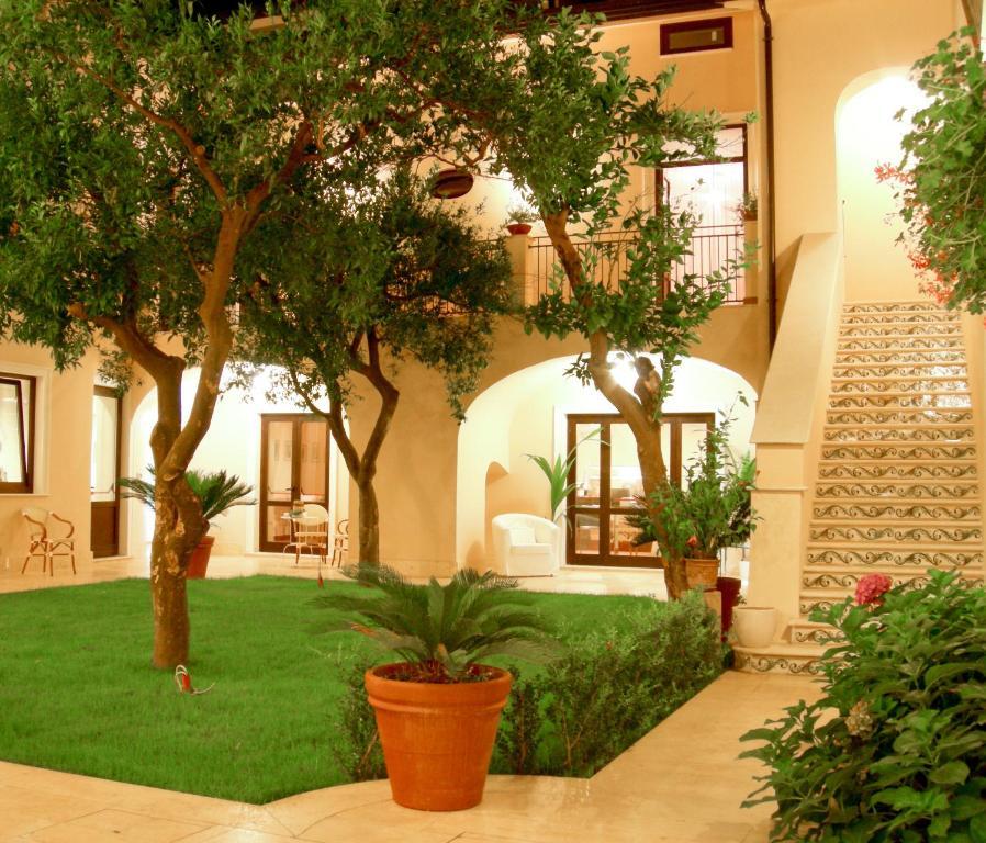 L' Antico Cortile Hotel Caserta Exterior foto